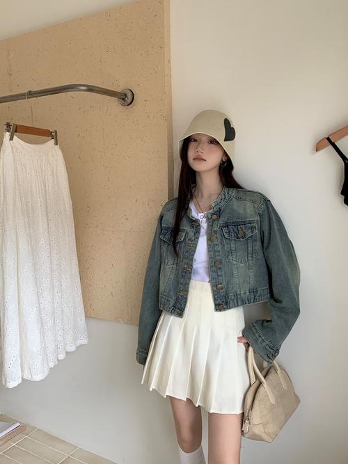 女士短款牛仔衣搭配图片_短款牛仔衣,春夏百搭显飒美 女士短款牛仔衣搭配图片_短款牛仔衣,春夏百搭显飒美