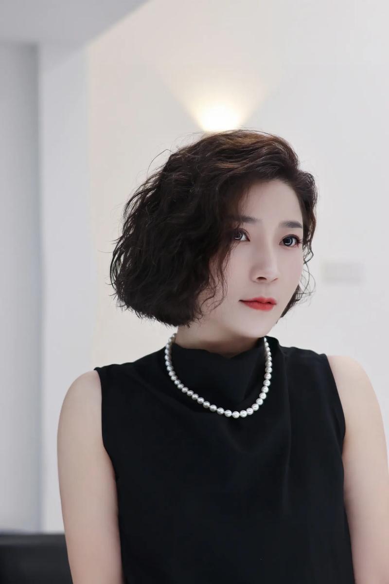 烫头发型图片女中短发_中短发烫发显年轻，修饰脸型更时尚！