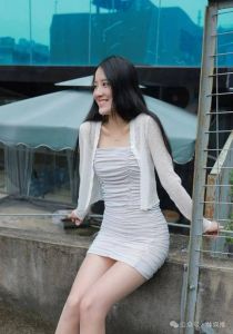 肉色吊带裙搭配高跟鞋_肉裙高跟鞋，性感又优雅，夏日必备！