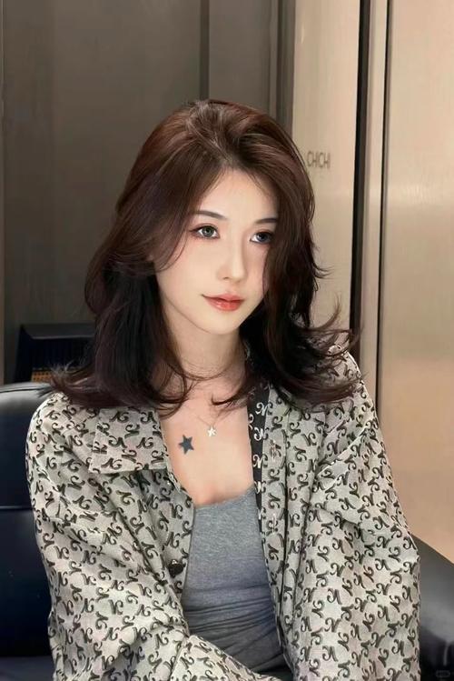 法式刘海长卷发齐肩锁骨发图片_法式刘海锁骨卷,显气质显年轻 法式刘海长卷发齐肩锁骨发图片_法式刘海锁骨卷,显气质显年轻