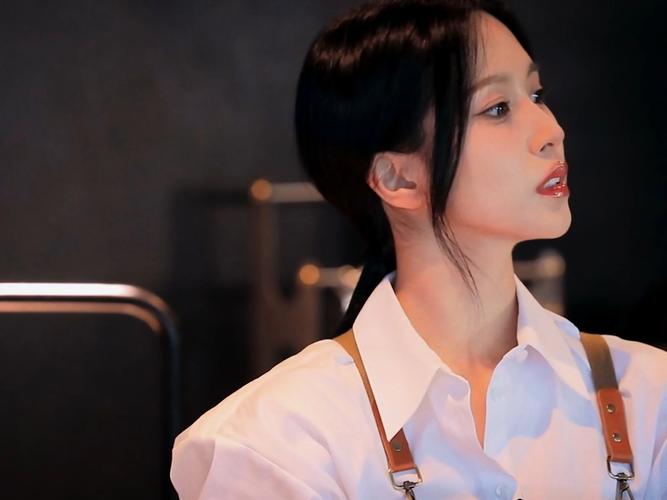 脸大女生适合低马尾吗_扎低马尾脸大女生看过来！教你几招显脸小发型