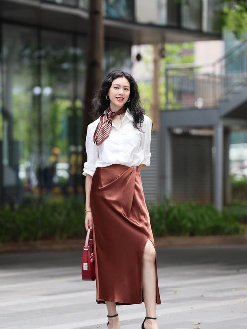 缎面半身裙怎么搭配上衣_色彩材质配饰发型全攻略