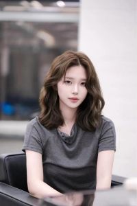 头发扁塌适合什么发型_短发显高蓬松 修饰扁头型