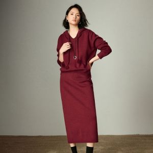 酒红色毛衣裙搭_酒红长裙百搭时尚，秋冬叠穿显优雅气质