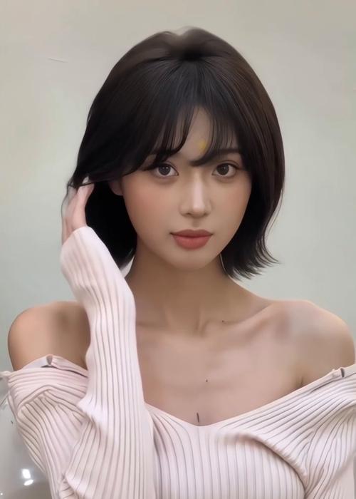 方圆脸30种最佳发型图_短发层次刘海显年轻，方圆脸锁骨发优选