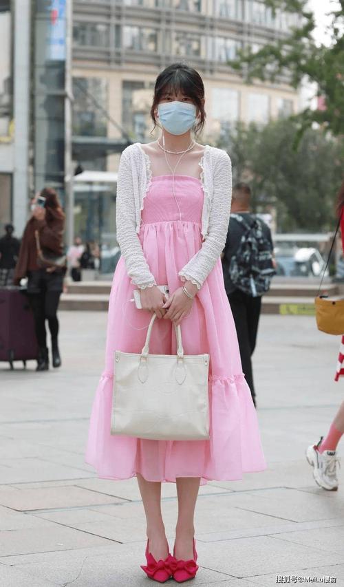 粉色连衣裙外套搭配图_粉色连衣裙搭外套显时尚，白灰中和，黑绿对比，职场约会街头选对！