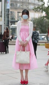 粉色连衣裙外套搭配图_粉色连衣裙搭外套显时尚，白灰中和，黑绿对比，职场约会街头选对！