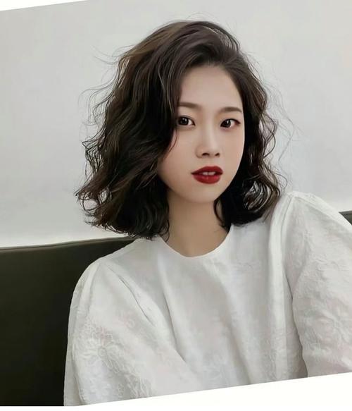 烫头发型图片女中短发_中短发烫发显年轻，修饰脸型更时尚！