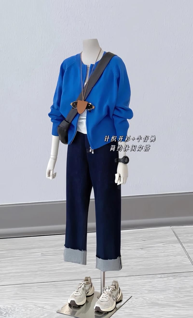 蓝直筒裤子最佳配色表_穿出高级感与风格！