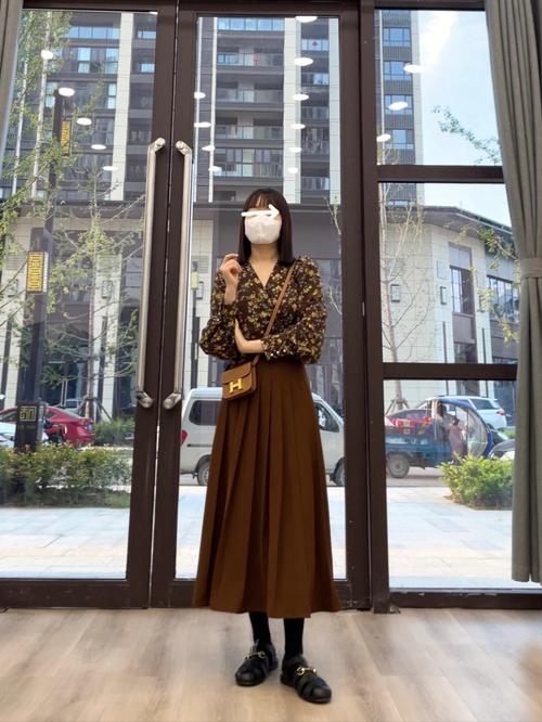 咖啡色百褶裙最佳搭配_咖色百褶裙 百搭优雅 搭配指南