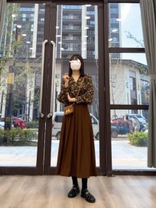 咖啡色百褶裙最佳搭配_咖色百褶裙 百搭优雅 搭配指南