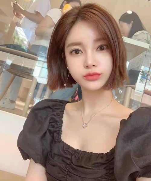 瓜子脸最佳发型女图片_瓜子脸发型怎么选？侧分中分有层次显气质