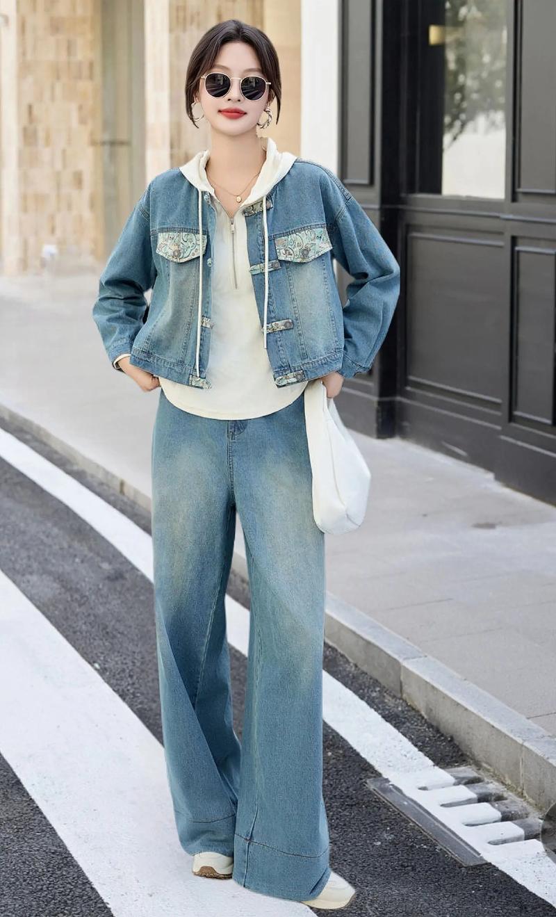 女士短款牛仔衣搭配图片_短款牛仔衣,春夏百搭显飒美 女士短款牛仔衣搭配图片_短款牛仔衣,春夏百搭显飒美