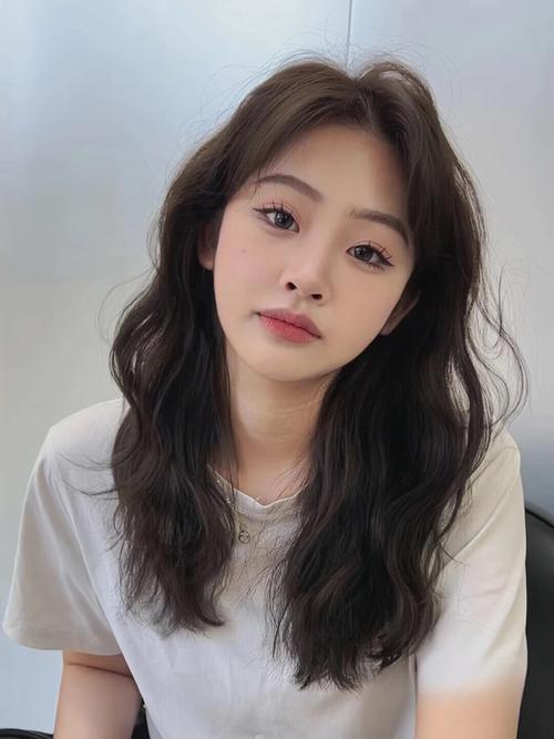 大圆脸适合的发型图片_大圆脸女生看过来！温柔盘发显优雅，花苞头甜美显俏皮