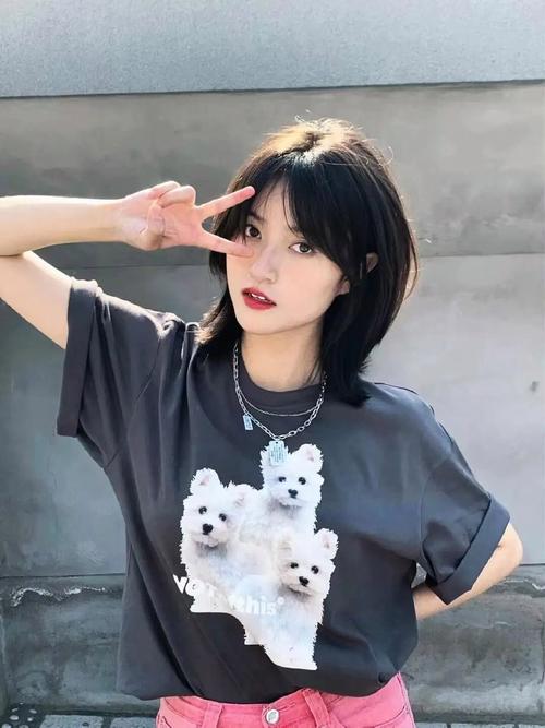 圆脸最佳发型图片_八字刘海中分长发，侧分短发蛋卷头显小脸