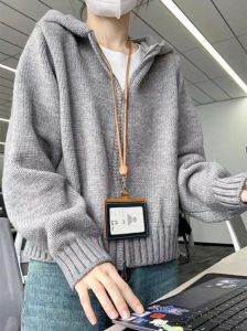 连帽拉链开衫搭配_黑色连帽开衫百搭实用显个性