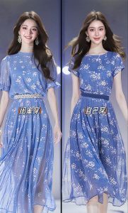 蓝色碎花连衣裙配粉色黄色鞋_蓝色碎花裙配粉色凉鞋，甜美时尚！