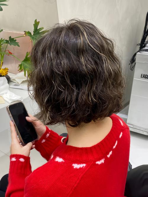 烫头发的发型图片女新款_2023烫发流行全头短发留长，变美就选它！