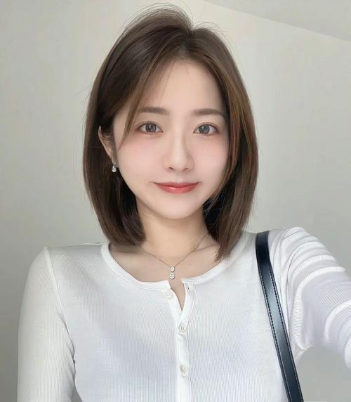 女齐肩发型图片_一刀切显干练,人鱼卷温柔复古,Wendy头显年轻,八字刘海修饰脸型 女齐肩发型图片_一刀切显干练,人鱼卷温柔复古,Wendy头显年轻,八字刘海修饰脸型