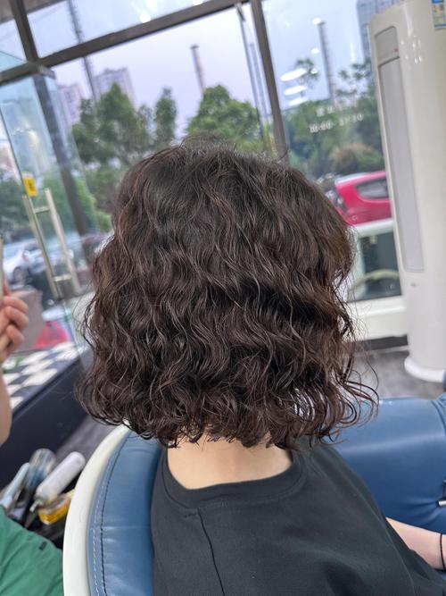 卷发烫发发型图片_自然蓬松显气质