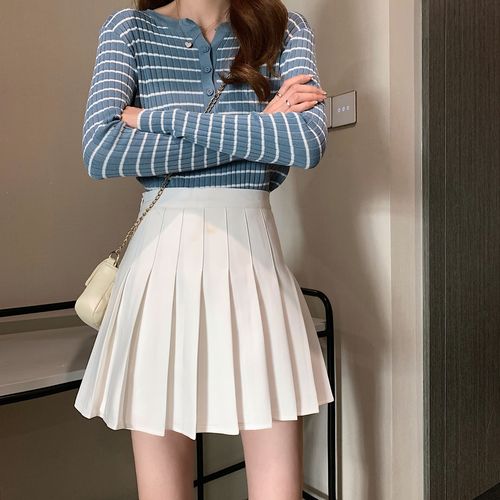 短百褶裙搭配什么鞋子_百褶裙配帆布鞋休闲,小白鞋百搭,小皮鞋精致,展现百变风格 短百褶裙搭配什么鞋子_百褶裙配帆布鞋休闲,小白鞋百搭,小皮鞋精致,展现百变风格