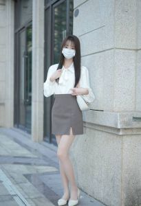 肉色连裤袜配什么上衣_肉色丝袜搭出多样魅力，显腿美时尚！