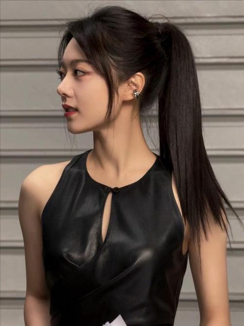 超紧高马尾图片_时尚干练，打造颅顶增高效果