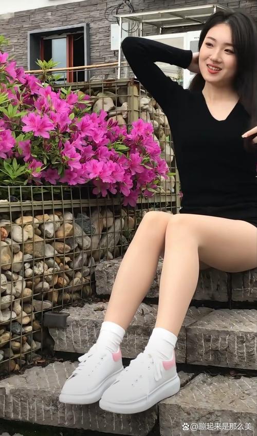 肉色丝袜小白鞋百褶裙_肉色显细黑色显瘦，印花个性！