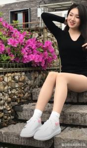 肉色丝袜小白鞋百褶裙_肉色显细黑色显瘦，印花个性！