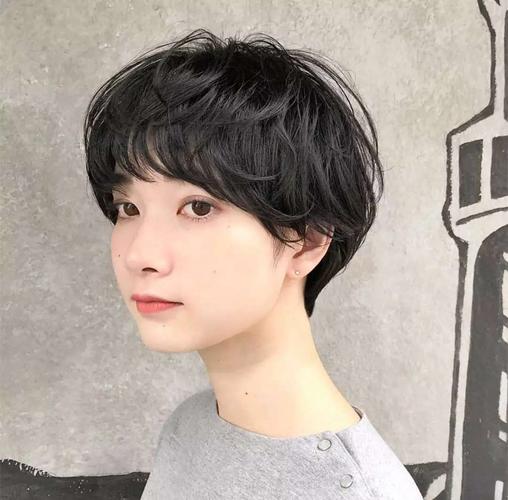 额头窄适合什么发型女图片_空气刘海+羊毛卷，修饰窄额头显脸长