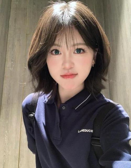 额头尖窄适合的发型女_额头窄？空气刘海侧分卷显宽！