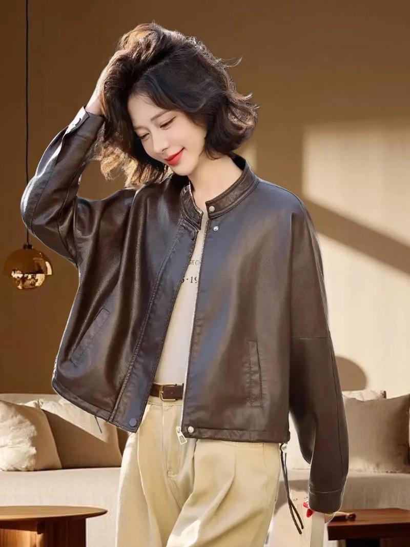 女短款皮衣搭配什么裤子_短款皮衣搭配，百变风格轻松穿！