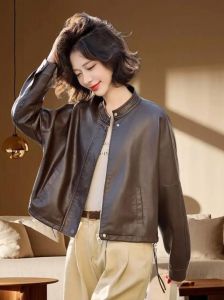 女短款皮衣搭配什么裤子_短款皮衣搭配，百变风格轻松穿！