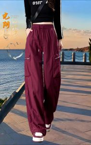 酒红色工装裤配什么颜色上衣_百搭时尚，四季皆宜