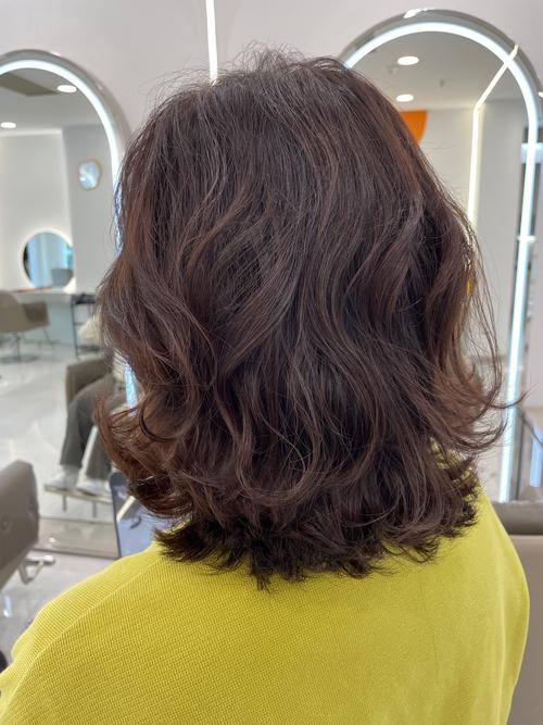 中发烫发发型图片_2024中发烫卷流行色，优雅时尚，烫发技巧全解析！