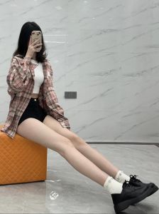 高个子腿粗女生的穿搭_白色上衣配粉裤显腿细，梨形穿阔腿裤显高显瘦