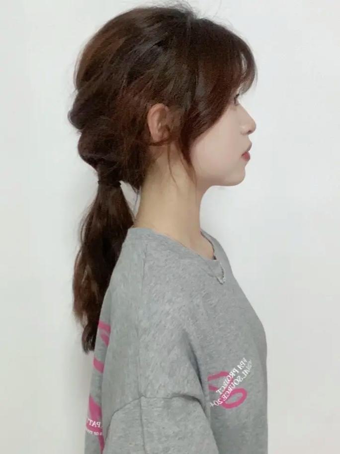 低中高马尾辫图片_中马尾时尚自信，蓬松发质显个性