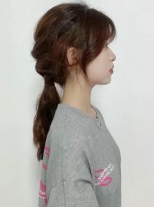 低中高马尾辫图片_中马尾时尚自信，蓬松发质显个性