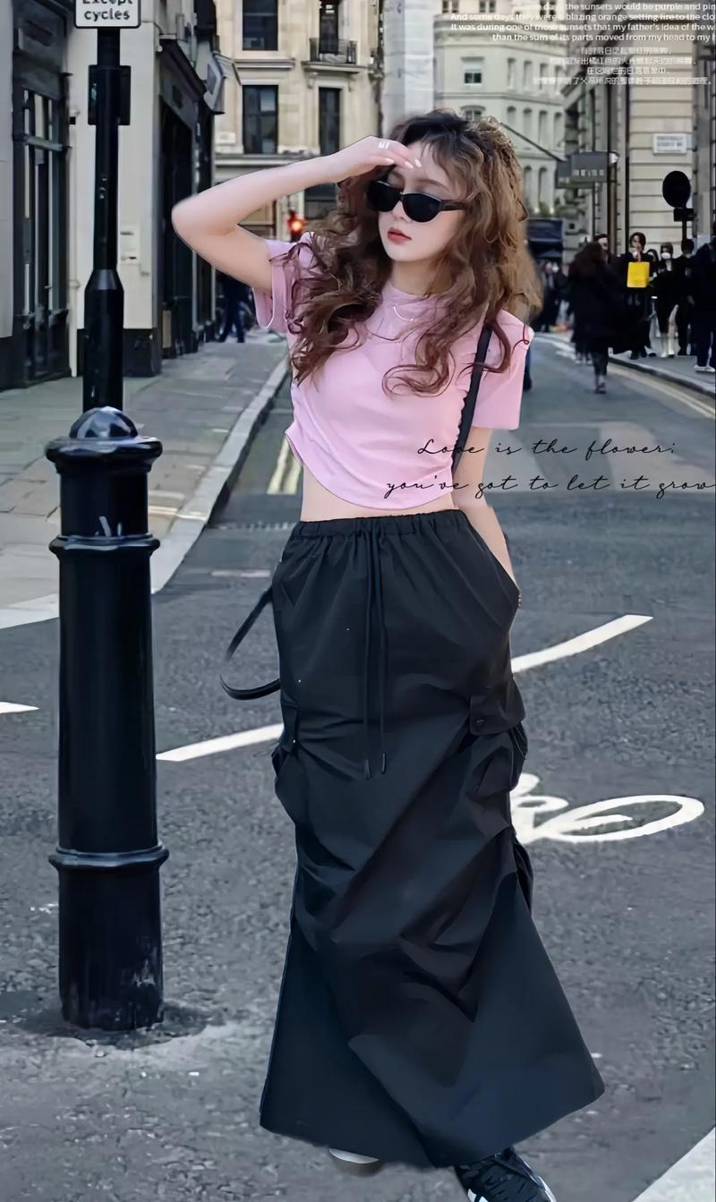 粉色的短款t恤黑色的小短裙_粉色T恤配黑裙显气质，丝袜亮色点缀，时尚百搭
