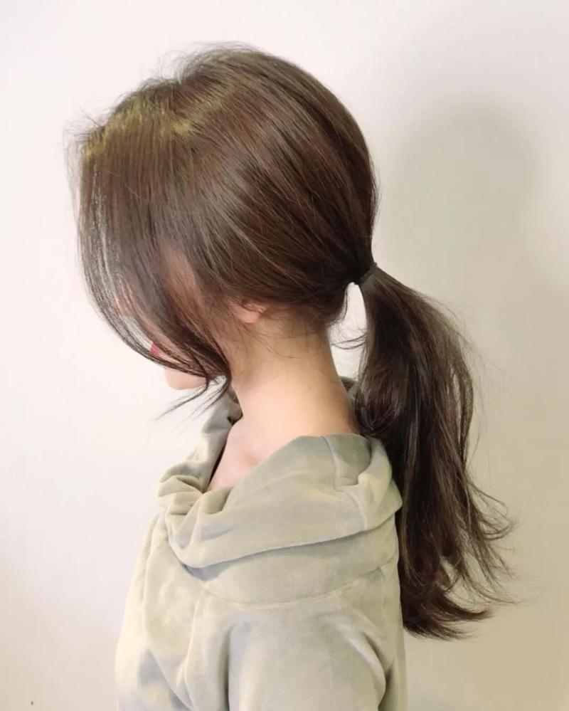 低中高马尾辫图片_中马尾时尚自信，蓬松发质显个性