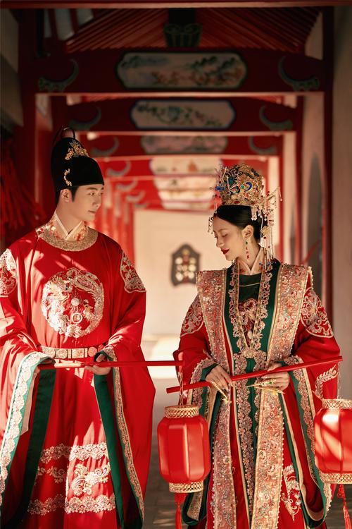 红配绿的齐胸襦裙_时尚与传统碰撞的美感