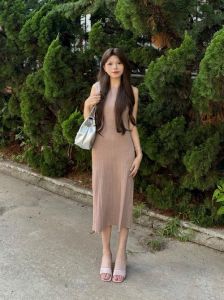 国庆节出去旅游穿什么裙子_丝绒复古长袖裙，高腰短上衣配乐福鞋，显高又时尚！