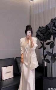 缎面吊带裙配什么外套_优雅休闲多变穿搭