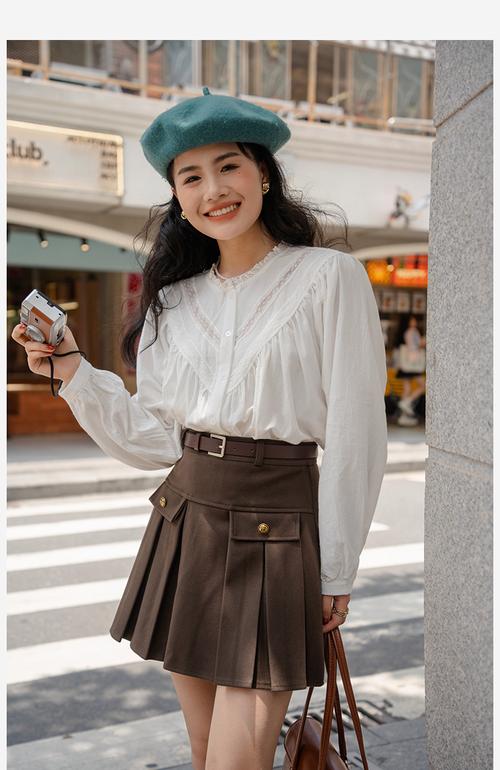 秋季短款百褶裙配什么鞋子_小白鞋短靴打造青春帅气造型