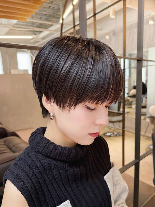 短头发发型图片女_短发时尚，展现自信干练