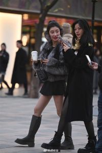 轻薄肉色丝袜搭配黑色包臀裙_黑包臀裙配丝袜,优雅又显身材