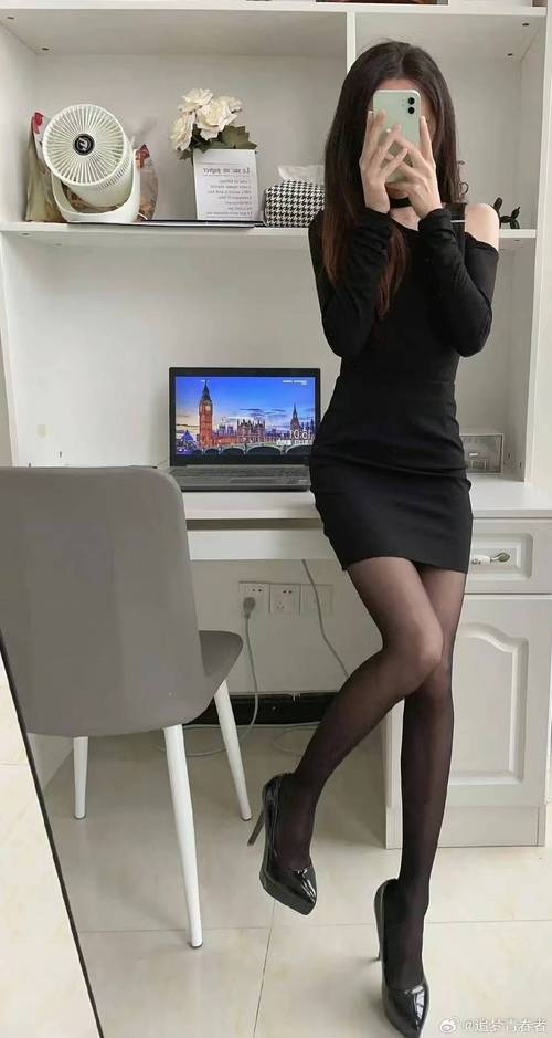 黑丝包臀裙家教老师_专业性感两不误？