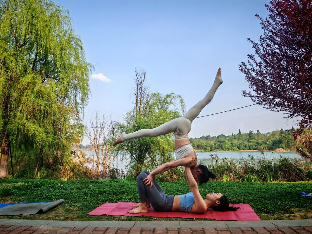 双人瑜伽的最佳搭配_增进感情，身心共鸣的练习