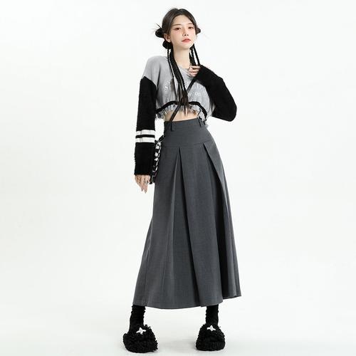 灰色百褶裙要怎么搭配_灰色百褶裙百搭时尚，避雷搭配，穿出高级感！