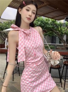 粉色连衣裙配什么颜色外搭_粉色连衣裙搭外套，风格多变显魅力